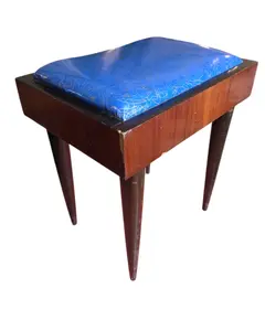 Foto de um(a) Banqueta Pé Palito Anos 50, da categoria de Banquetas. Reviva a era de ouro do design com esta banqueta icônica dos anos 50! Com os clássicos pés palito cônicos e um tampo de... Vendido no marketplace Trésors.