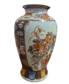 Foto de um(a) Vaso Decorativo Satsuma – Cerâmica Policromada com Detalhes em Relevo e Dourado, da categoria de Vasos. Encante-se com este elegante vaso decorativo que evoca a tradicional estética Satsuma. A peça apresenta um fundo em tom... Vendido no marketplace Trésors.