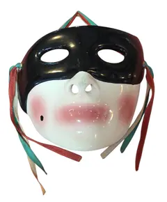 Foto de um(a) Máscara Veneziana Decorativa em Porcelana – Estilo Colombina com Fitas de Cetim, da categoria de Escultura. Esta belíssima máscara decorativa captura a essência do teatro clássico italiano. Feita em porcelana de alto brilho, a peça... Vendido no marketplace Trésors.