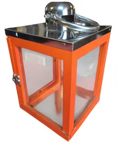 Foto de um(a) Pequena Lanterna Decorativa Porta-Velas em Madeira Laranja e Aço Inox, da categoria de Sinalizadores. Adicione um toque de sofisticação e cor ao seu ambiente com esta belíssima Lanterna Decorativa. Unindo a robustez da madeira... Vendido no marketplace Trésors.