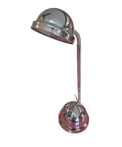Foto de um(a) Luminária de Mesa Vintage Articulada Cromada, da categoria de Abajures. Esta luminária de mesa apresenta um acabamento cromado de alto brilho, ideal para quem busca um toque Industrial para o... Vendido no marketplace Trésors.