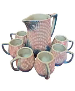 Foto de um(a) Conjunto de Jarra e Canecas Espiga de Milho, da categoria de Conjuntos de servir. Magnífico conjunto de refresco vintage em cerâmica figurativa, apresentando um design detalhado em relevo de espiga de milho... Vendido no marketplace Trésors.