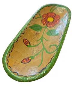 Foto de um(a) Petisqueira de Madeira Artesanal com Pintura Floral, da categoria de Acessórios de cozinha. Esta peça é um exemplo encantador de arte popular em madeira. Esculpida em formato ovalado (estilo canoa), ela apresenta um... Vendido no marketplace Trésors.