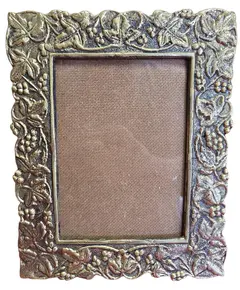 Foto de um(a) Porta Retrato em Bronze - Vertical, da categoria de Porta retratos. Belíssimo porta-retrato vertical confeccionado em bronze de alta qualidade. Esta peça apresenta um trabalho de fundição... Vendido no marketplace Trésors.