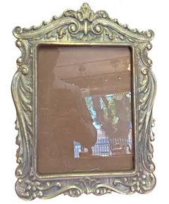 Foto de um(a) Porta Retrato Ornamentado em Bronze - Vertical, da categoria de Porta retratos. Belíssimo porta-retrato vertical confeccionado em bronze de alta qualidade. Esta peça apresenta um trabalho de fundição... Vendido no marketplace Trésors.