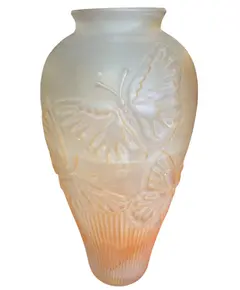 Foto de um(a) Vaso em Vidro Acetinado Fosco - Borboletas, da categoria de Vasos. Magnífico vaso em vidro artístico com acabamento satinê (fosco acetinado), apresentando uma tonalidade degradê delicada que... Vendido no marketplace Trésors.
