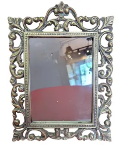 Foto de um(a) Espelho de Mesa com Moldura em Bronze, da categoria de Espelhos. Este elegante espelho de mesa é uma peça de destaque que combina funcionalidade com um design artístico sofisticado.... Vendido no marketplace Trésors.
