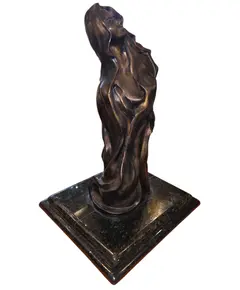 Foto de um(a) Escultura Cristina Loyola, da categoria de Escultura. Escultura Cristina Loyola Resina italiana. Vendido no marketplace Trésors.
