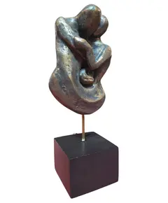 Foto de um(a) Escultura "A Caridade" Cristina Loyola, da categoria de Escultura. Magnífica escultura autoral da artista plástica Cristina Loyola, conhecida pelo seu estilo único que mistura elementos da... Vendido no marketplace Trésors.