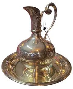 Foto de um(a) Gomil em Prata 90 - Estilo Clássico, da categoria de Acessórios para banheiro. Este magnífico conjunto de gomil e bacia em prata 90 é uma peça decorativa clássica que evoca o requinte das antigas salas... Vendido no marketplace Trésors.