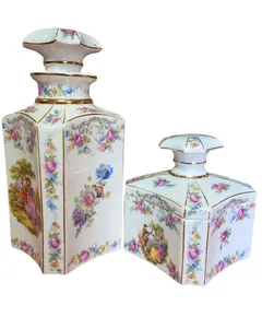 Foto de um(a) Conjunto de Lavabo em Porcelana com Cenas Galantes e Filetes a Ouro, da categoria de Conjunto de banheiro. Este encantador conjunto de toucador em porcelana fina é uma peça clássica de decoração, perfeita para adicionar um toque de... Vendido no marketplace Trésors.