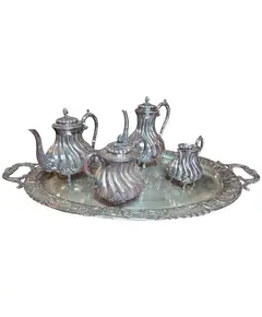 Foto de um(a) Antigo Jogo de Chá e Café em Prata 90 - Conjunto Completo 5 Peças - Estilo Clássico, da categoria de Conjuntos de café e chá. Magnífico conjunto de chá e café em Prata 90, apresentando um design atemporal com acabamento liso e polido. É um conjunto... Vendido no marketplace Trésors.