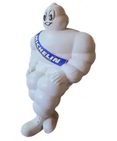 Foto de um(a) Boneco Michelin, da categoria de Bonecos de arte. Rara figura publicitária do icônico mascote da marca de pneus Michelin, o Bibendum. Este boneco apresenta o design clássico... Vendido no marketplace Trésors.
