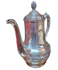Foto de um(a) Antiga Cafeteira em Prata 90, da categoria de Bules. Requintada cafeteira de mesa, fabricada em metal de alta qualidade com banho de prata 90 espessada. Uma peça que une... Vendido no marketplace Trésors.