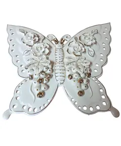Foto de um(a) Borboleta Decorativa em Porcelana Moldada – Relevo Floral, da categoria de Objetos de parede esculturais. Exuberante escultura de parede ou mesa em porcelana branca vitrificada, apresentando o formato de uma borboleta com asas... Vendido no marketplace Trésors.
