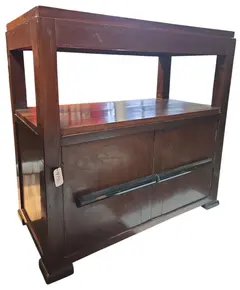 Foto de um(a) Mesa de Cabeceira em Imbuia, da categoria de Cabeceiras. Apresentamos uma peça autêntica do mobiliário brasileiro de meados do século XX. Esta mesa de cabeceira, confeccionada em... Vendido no marketplace Trésors.