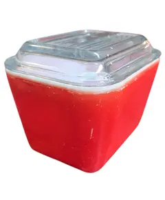 Foto de um(a) Manteigueira Pyrex Vintage USA Vermelho, da categoria de Outros utensílios para servir. Item clássico do design americano Mid-Century, este pote Pyrex original (Made in USA) é a peça vermelha da icônica série... Vendido no marketplace Trésors.
