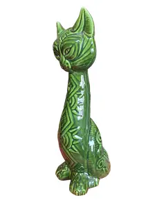 Foto de um(a) Escultura Decorativa Gato Sentado – Cerâmica Esmaltada Verde Jade, da categoria de Escultura. Elegante escultura figurativa representando um gato em postura sentada e alongada. A peça destaca-se pela sua estilização... Vendido no marketplace Trésors.