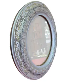 Foto de um(a) Espelho Oval Vintage com Moldura em Madeira Trabalhada, da categoria de Espelhos. Adicione um toque de história e elegância clássica ao seu ambiente com este Espelho Oval Vintage. Ideal para decorações que... Vendido no marketplace Trésors.