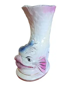 Foto de um(a) Cachepot Escultural em Porcelana – Figura de Peixe, da categoria de Cachepot. Sofisticado cachepot (vaso decorativo) em porcelana branca vitrificada, apresentando uma modelagem detalhada em formato de... Vendido no marketplace Trésors.