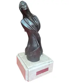 Foto de um(a) Escultura Decorativa - Cristina Loyola, da categoria de Escultura. Magnífica escultura autoral da artista plástica Cristina Loyola, conhecida pelo seu estilo único que mistura elementos da... Vendido no marketplace Trésors.