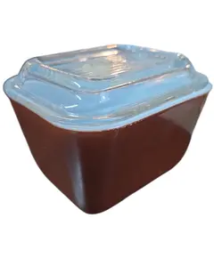 Foto de um(a) Mantegueira Pyrex USA Marrom com Tampa de Vidro, da categoria de Garrafas, potes e jarros. Pote utilitário vintage original da marca Pyrex, fabricado nos Estados Unidos. Este modelo faz parte da icônica coleção... Vendido no marketplace Trésors.