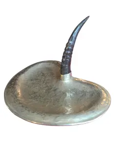 Foto de um(a) Bandeja de Mesa em Cobre Espessurado em Prata - Chifre, da categoria de Bandejas. Fabricada em cobre com um espesso banho de prata, a peça apresenta uma textura martelada artesanalmente que cria um jogo de... Vendido no marketplace Trésors.