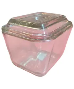 Foto de um(a) Manteigueira Vintage Pyrex - Transparente, da categoria de Garrafas, potes e jarros. Esta peça icônica faz parte do conjunto clássico de armazenamento de geladeira da Pyrex. Fabricada em vidro de alta... Vendido no marketplace Trésors.