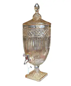 Foto de um(a) Suqueira Dispensador de Bebidas em Vidro Âmbar Canelado com Torneira e Tampa, da categoria de Garrafas, potes e jarros. Adicione um toque de elegância clássica e sofisticação aos seus eventos ou à decoração da sua casa com esta magnífica peça... Vendido no marketplace Trésors.