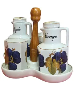 Foto de um(a) Galheteiro de Porcelana com Estampa de Uvas e Suporte de Madeira, da categoria de Saleiros e pimenteiros. Galheteiro de porcelana com estampa de uvas e suporte de madeira. Vendido no marketplace Trésors.