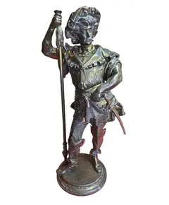 Foto de um(a) Guerreiro Escultura Francesa do Século XIX - Petit Bronze, da categoria de Escultura. originária da França do século XIX. A peça representa a figura imponente de um guerreiro, rica em detalhes e com excelente... Vendido no marketplace Trésors.