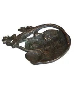 Foto de um(a) Antigo Cinzeiro em Bronze – Lagarto, da categoria de Cinzeiros. Encantador e raro cinzeiro antigo de mesa confeccionado em bronze, apresentando uma belíssima pátina escura natural do... Vendido no marketplace Trésors.
