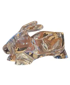 Foto de um(a) Coelho Vintage Em Acrílico, da categoria de Outros colecionáveis. Adicione um toque de elegância, fofura e sofisticação ao seu ambiente com esta linda peça decorativa em acrílico maciço. Vendido no marketplace Trésors.