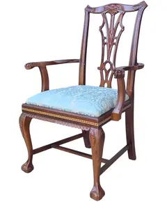 Foto de um(a) Poltrona Chippendale em Imbuia Maciça com Marchetaria e Assento Damasco Azul, da categoria de Poltronas. Exclisiva poltrona de braços (cadeira de mestre) executada em imbuia maciça, combinando com maestria a robustez da... Vendido no marketplace Trésors.