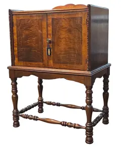 Foto de um(a) Raro Armário Porta-Charutos Antigo, da categoria de Caixas e estojos para charutos. Magnífico e Raro Móvel Humidor / Porta-Charutos Antigo Exclusiva peça de mobiliário antigo de alto padrão, destinada... Vendido no marketplace Trésors.