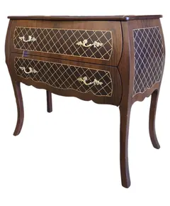 Foto de um(a) Comoda Bombê Xadrez Marchetaria e Bronze, da categoria de Cômodas e Sapateira. Esta magnífica cômoda estilo Bombê destaca-se pelo seu design curvilíneo imponente e pela riqueza de seus detalhes. O grande... Vendido no marketplace Trésors.