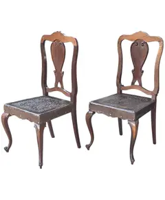 Foto de um(a) Par de Cadeiras Chippendale em Imbuia Maciça com Assento em Couro, da categoria de Outras cadeiras. Raro e imponente par de cadeiras de sala de jantar (sem braços) confeccionado em imbuia maciça, padrão construtivo de meados... Vendido no marketplace Trésors.