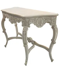 Foto de um(a) Aparador Luís XV Branco Provençal com Pés Cabriolé, da categoria de Aparadores e Buffet. Aparador Clássico Provençal – Elegância, Curvas Marcantes e Riqueza em DetalhesSe você busca uma peça de mobiliário que une... Vendido no marketplace Trésors.