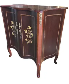 Foto de um(a) Cômoda com Marchetaria e Bronze, da categoria de Cômodas e Sapateira. Elegância Clássica e Sofisticação para o seu AmbienteExclusiva cômoda balcão de apoio em estilo clássico europeu (Bombê),... Vendido no marketplace Trésors.
