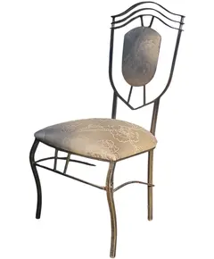 Foto de um(a) Cadeira de Ferro Decorativa com Encosto e Assento Estofado Floral, da categoria de Outras cadeiras. Sofisticada cadeira decorativa que une a robustez do metal com a delicadeza de um design clássico e imponente. Uma peça... Vendido no marketplace Trésors.
