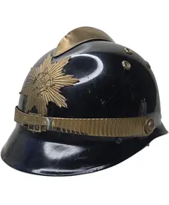 Foto de um(a) Antigo Capacete De Bombeiro Anos 60, da categoria de Outros colecionáveis. Uma verdadeira viagem no tempo! Peça histórica da década de 1960.Vendo capacete de bombeiro original dos anos 60. Uma peça... Vendido no marketplace Trésors.