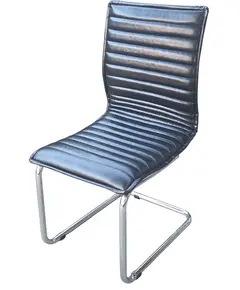 Foto de um(a) Cadeira de Escritório Cesca em Courvin e Base Cromada, da categoria de Outras cadeiras. Com linhas sofisticadas e uma forte inspiração no design moderno clássico, esta cadeira de escritório estilo esteirinha une... Vendido no marketplace Trésors.