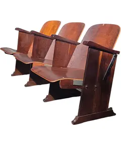 Foto de um(a) Cadeiras de Auditório Antigas Dobráveis em Madeira Nobre, da categoria de Outras cadeiras. Verdadeiro clássico da nostalgia urbana e do design funcional de época. Este conjunto em formato de trio (fileira com 3... Vendido no marketplace Trésors.
