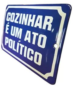 Foto de um(a) Antiga Placa de Metal Esmaltada, da categoria de Outros sinais. Traga charme, personalidade e uma pitada de contestação para o seu ambiente com esta belíssima placa decorativa esmaltada!. Vendido no marketplace Trésors.