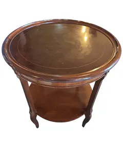 Foto de um(a) Mesa Lateral Redonda Clássica em Madeira, da categoria de Mesas laterais. Elegante mesa lateral (ou de apoio) clássico, ideal para compor salas de estar, escritórios ou recepções com um toque de... Vendido no marketplace Trésors.