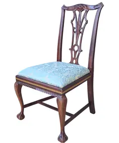 Foto de um(a) Cadeira Chippendale em Imbuia Maciça com Marchetaria e Assento Damasco Azul, da categoria de Outras cadeiras. Elegante cadeira de sala de jantar/reunião (cadeira de sem braços) confeccionada em imbuia maciça. A peça equilibra... Vendido no marketplace Trésors.