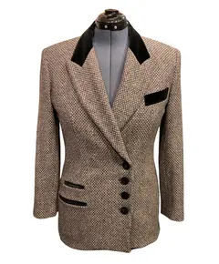 Foto de um(a) Blazer Vintage New York Lã, da categoria de Casacos. Blazer americano em lã tons de cinza, as tramas da lã formam discreto padrão de poás, detalhes veludo preto. Modelagem... Vendido no marketplace Trésors.