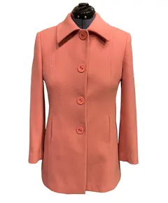 Foto de um(a) Casaco Vintage Lã Rosa Médio, da categoria de Casacos. Casaco em lã rosa médio, modelagem e confecção impecável. Possui bolsos, fechamento frontal por grandes botões e forro.... Vendido no marketplace Trésors.