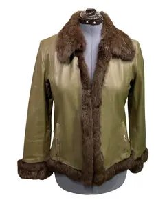 Foto de um(a) Jaqueta Vintage Couro Verde e Pele, da categoria de Casacos. Jaqueta Vintage Verde, couro macio, possivelmente pelica verde, detalhes em pelo autêntico, forrada, de alta qualidade,... Vendido no marketplace Trésors.