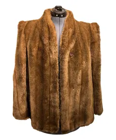 Foto de um(a) Casaco Vintage Americano Pelo Fake, da categoria de Casacos. casaco vintage americano pelo fake, tem modelagem com lindíssimos ombros marcados, possui fechamento por colchetes, forrado... Vendido no marketplace Trésors.